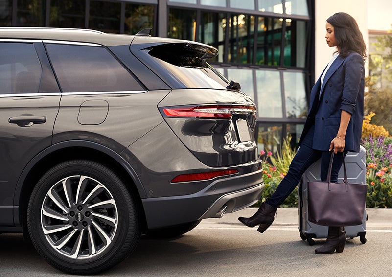 A woman with her hands full uses her foot to activate the available hands-free liftgate. | Joe Cooper Lincoln of Edmond in Oklahoma City OK