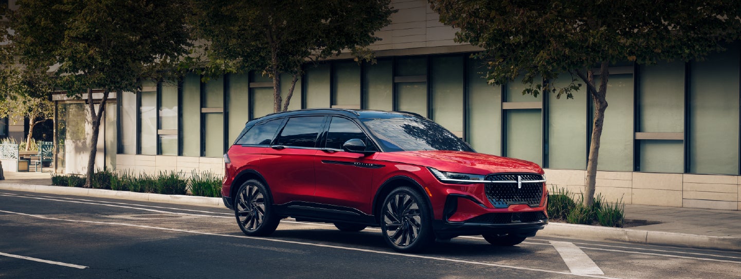 A 2025 Lincoln Nautilus® SUV with an available hybrid powertrain is parked in an urban setting. | Joe Cooper Lincoln of Edmond in Oklahoma City OK